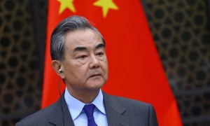 91架无人机袭击普京官邸，克宫宣告全球别无选择，王毅用10个字定义中俄现状！