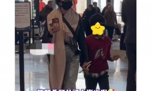 陈妍希圣诞节出发路透，带儿子现身机场，小星星贴心帮妈妈拿信件