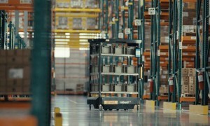 公司破产后，扫地机器人之父开喷人形机器人